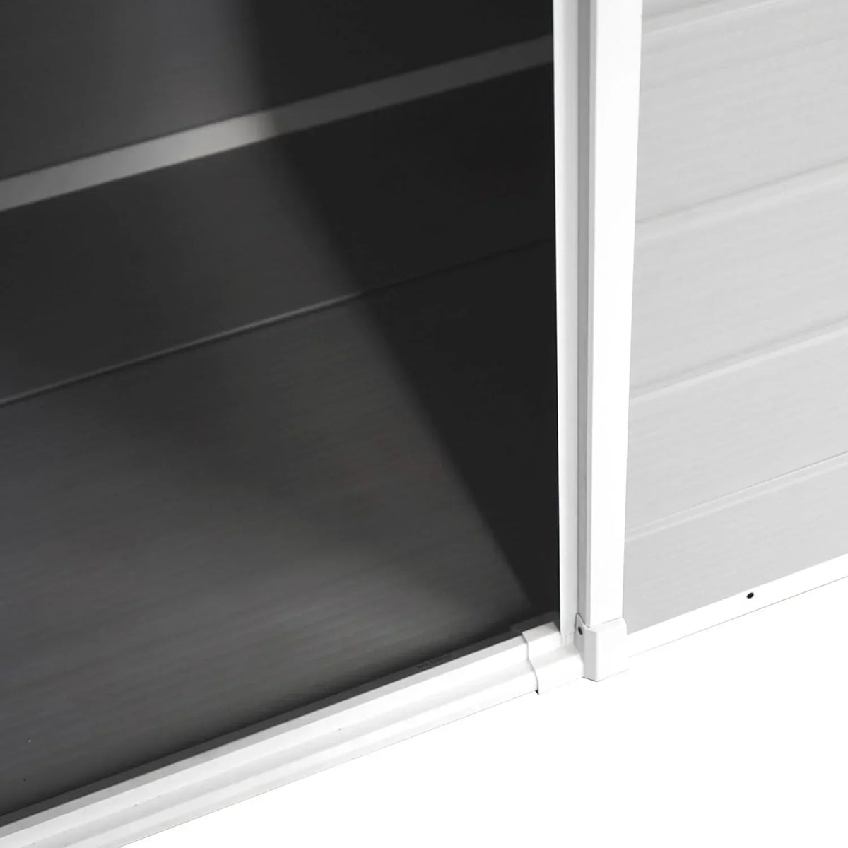 Wasabi - Caseta de Resina Jardín Unit 1.4 – Ventana Luz Natural - Suelo Incluido - Paneles 12mm de Espesor - Gris Blanco - Cobertizo PVC Almacenaje Exterior - 1,37m2 - Techo Plano