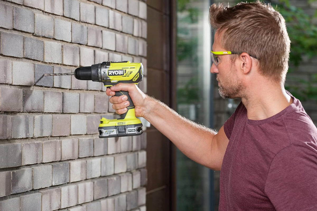 RYOBI Taladro Percutor Atornillador Inalámbrico 18V ONE+ con 2 Baterías 1.5Ah, Cargador y Bolsa - 2 Velocidades