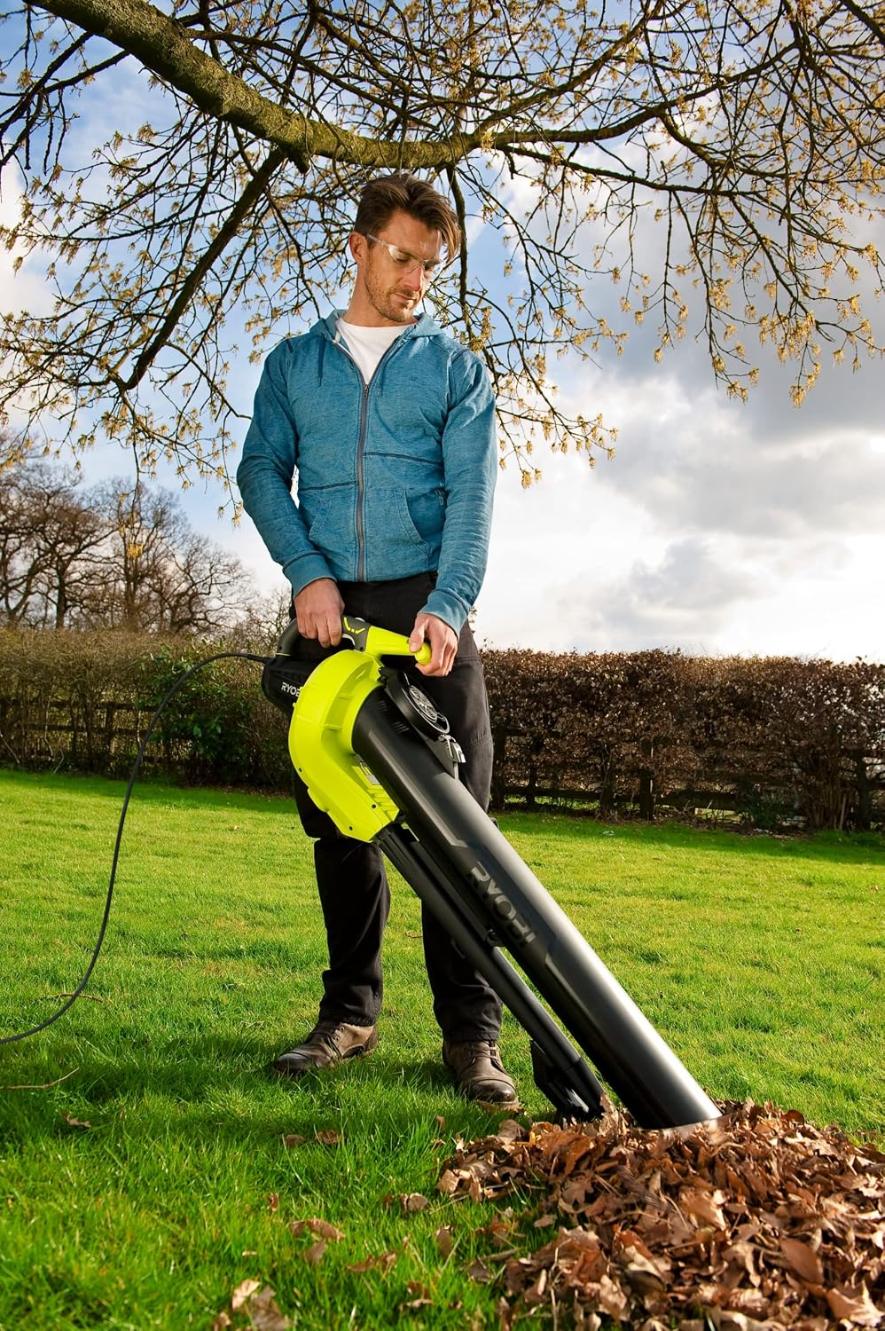 RYOBI - Soplador/Aspirador/Triturador Eléctrico 3-en-1 - Limpieza Hojas, Pasillos Exteriores, Terrazas, Céspedes Jardines Medianos y Grandes - 1 Bolsa Impermeable 45L - RBV3000CESV