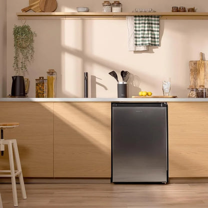 Cecotec Congelador Vertical Sobremesa 97 L Bolero CoolMarket TF 97 Inox, Clase Energética E, Diseño compacto, Puerta reversible, 3 Cajones, Medidas 55,1 x 57,5 x 83,5 cm, Color Inox